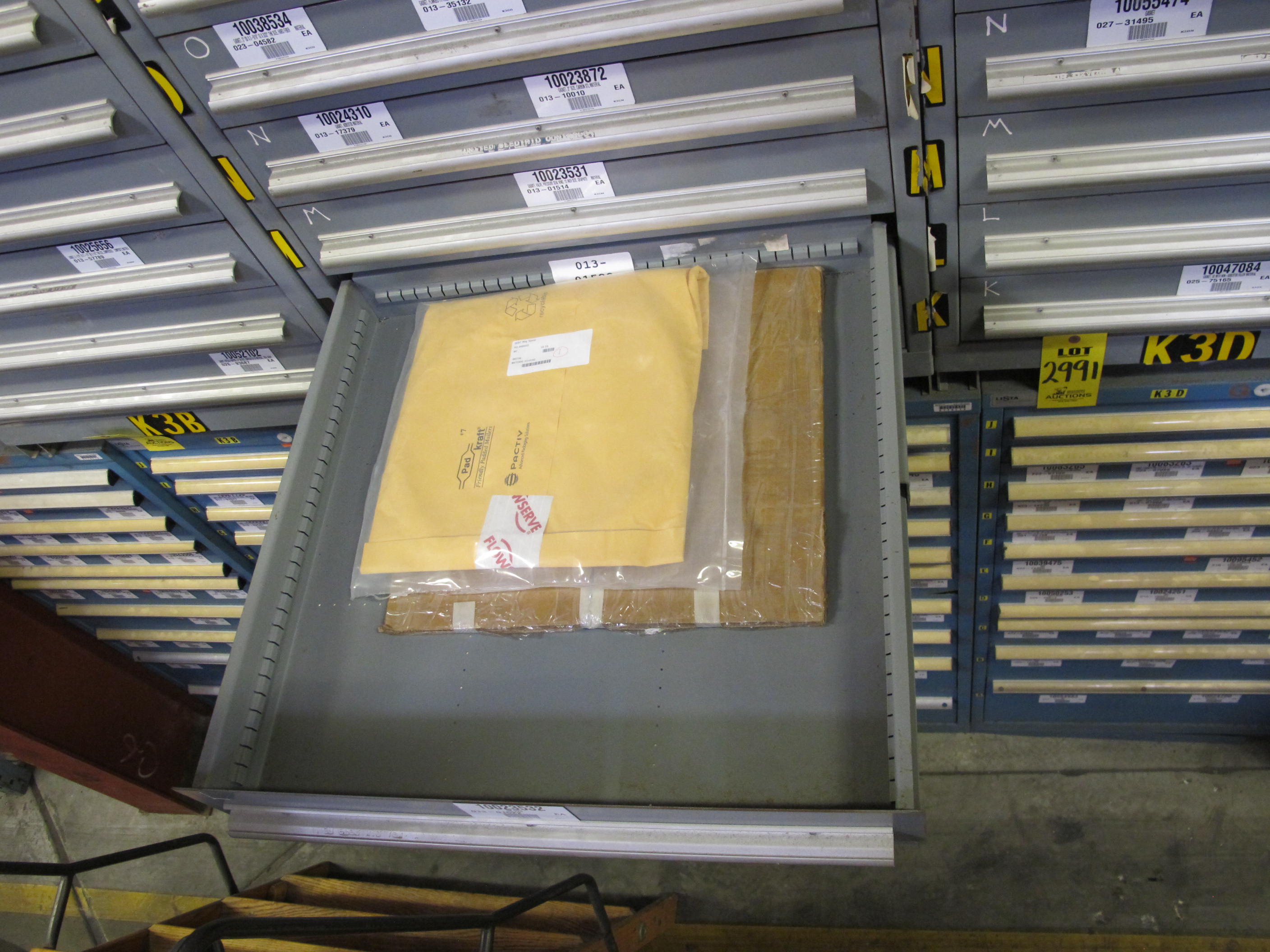 STANLEY VIDMAR HEAVY DUTY 9-DRAWER PARTS CABINET W/ CONTENTS (W-50) LOADING & HANDLING FEE $25-